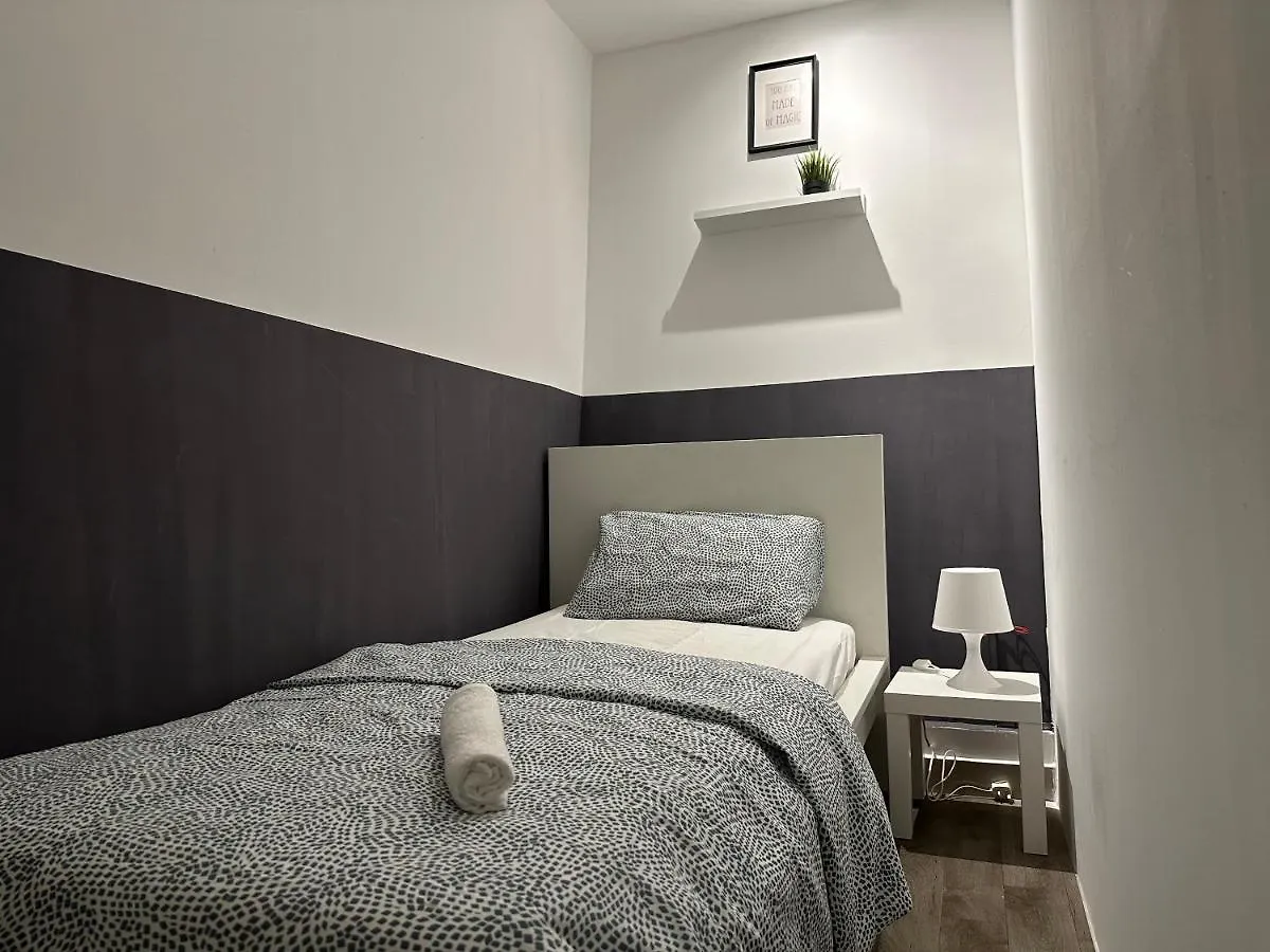 דובאי Traveller Partition Room In Al Barsha 1 Near Metro בית אירוח