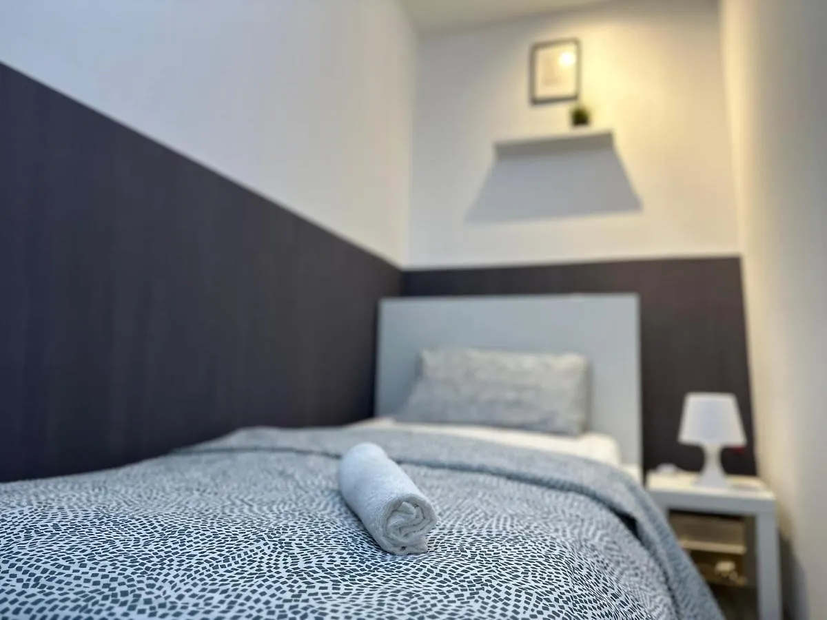 דובאי Traveller Partition Room In Al Barsha 1 Near Metro בית אירוח