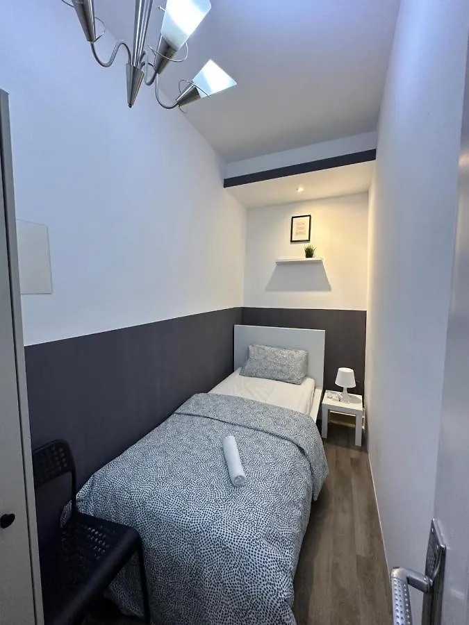 Ubytování v soukromí Traveller Partition Room In Al Barsha 1 Near Metro Dubaj